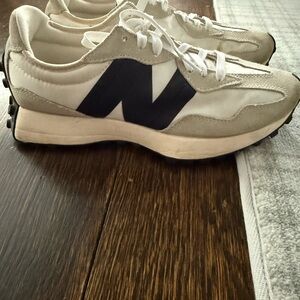 Woman’s New Balance Classics 327